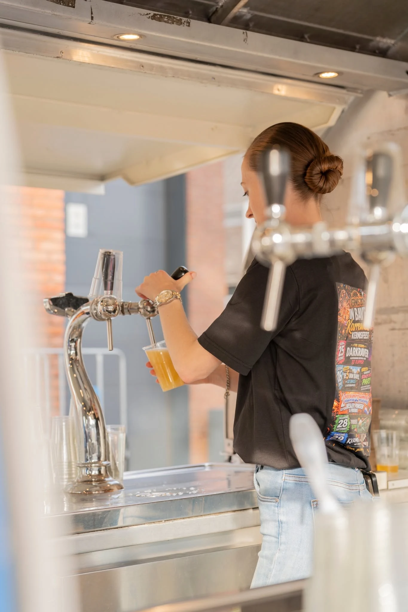 Medewerker tapt een drankje aan de bar