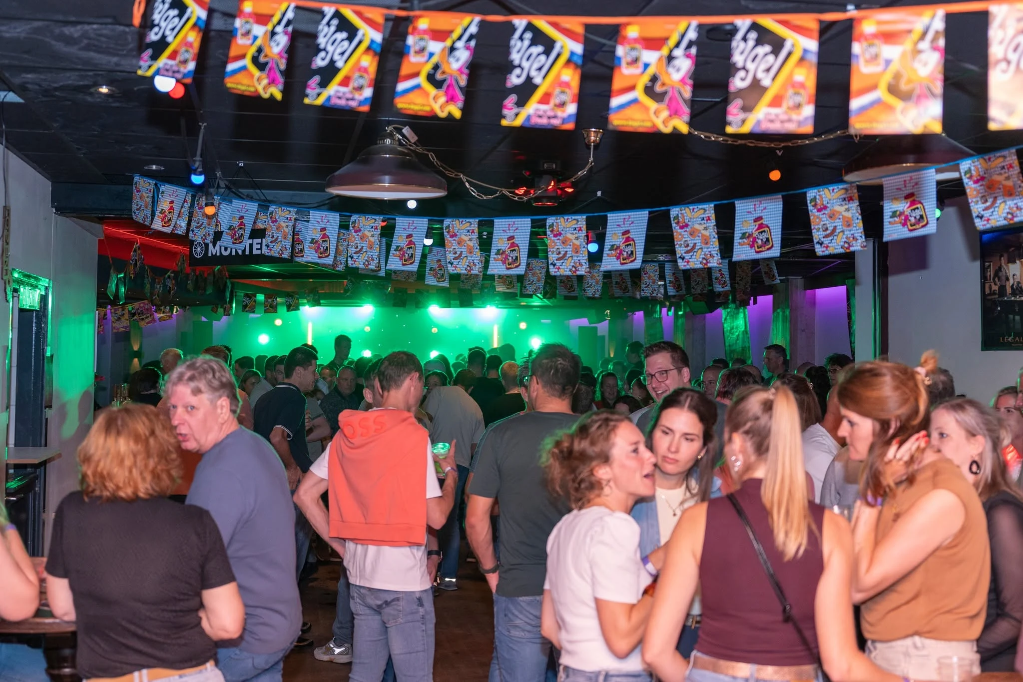 Drukke feestavond in de zaal van 't Karrewiel