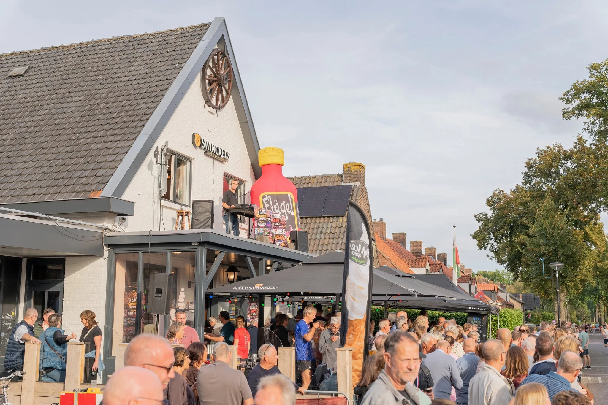 Buitenzijde van Cafézaal 't Karrewiel tijdens een druk evenement