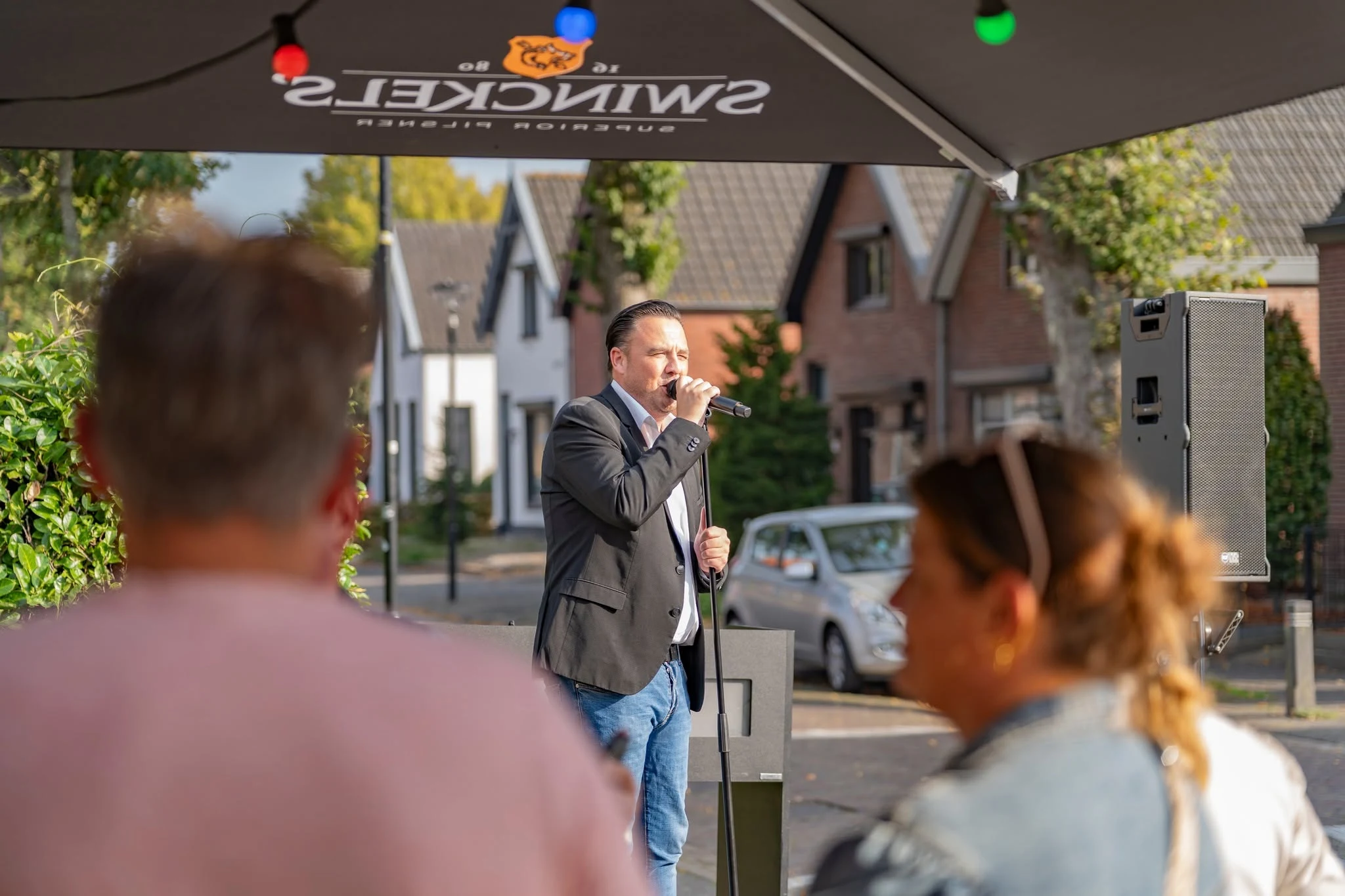 Live zanger tijdens een evenement bij 't Karrewiel