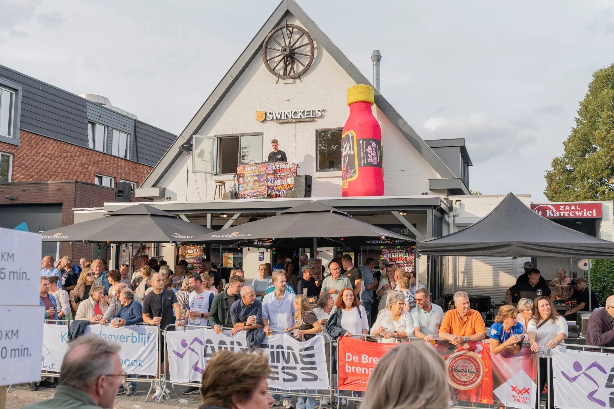 Gezellig druk terras bij Cafézaal 't Karrewiel